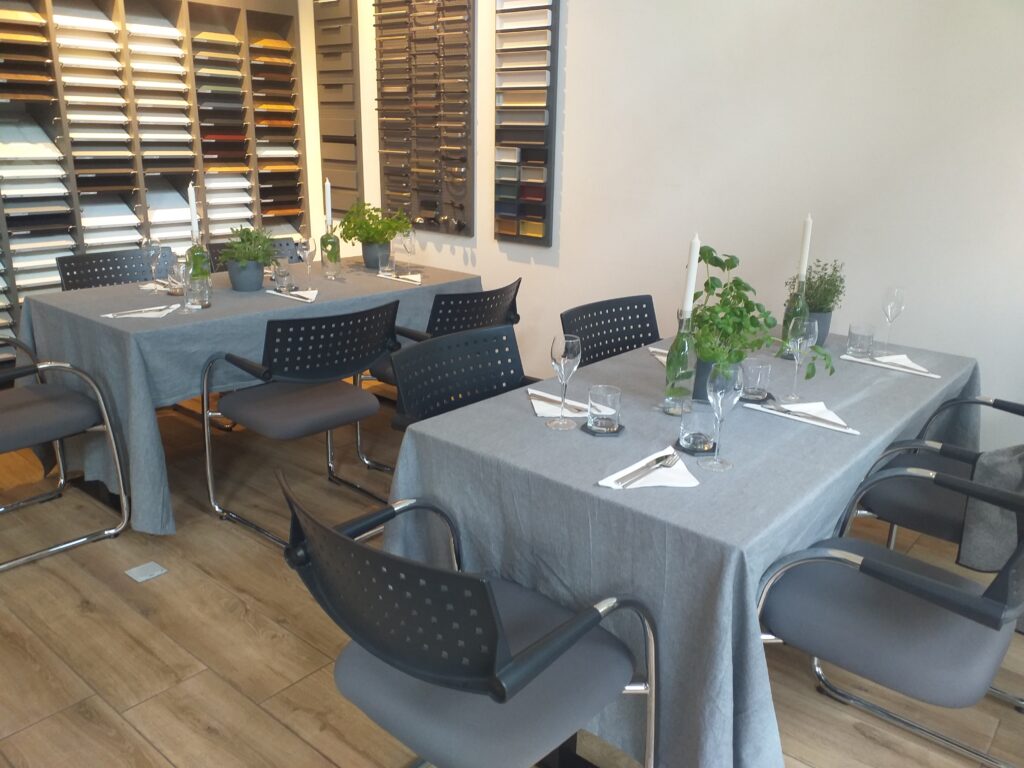Tische mit Dekoration für die Gäste
