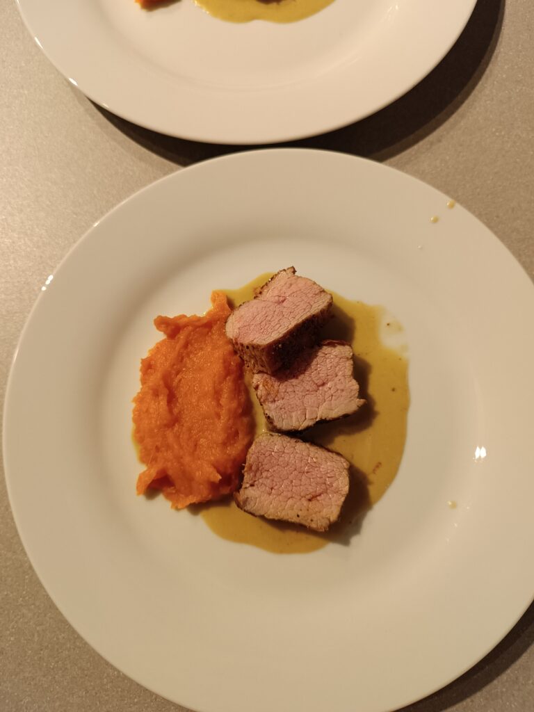 Sous Vide Kalbstafelspitz mit Kürbispürree auf Senfschaum