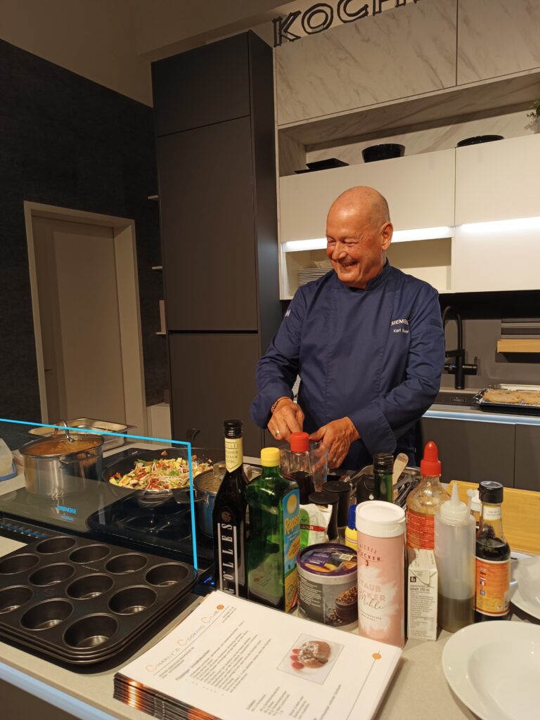 Charly beim Kochen